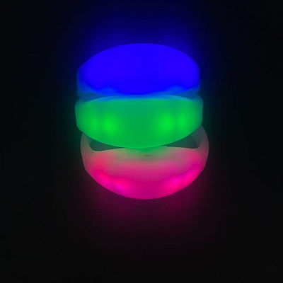 Controller wireless DMX per 15 modalità di colore e luce su braccialetti a LED a controllo remoto con design in silicone
