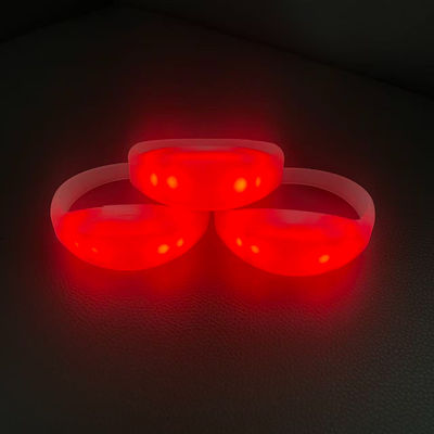 Controller wireless DMX per 15 modalità di colore e luce su braccialetti a LED a controllo remoto con design in silicone
